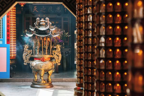 Ein traditioneller chinesischer Altar mit aufwendiger Dekoration und Räuchergefäßen.
