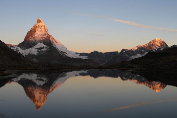 Matterhorn som inkluderar en solnedgång, en sjö eller ett vattenhål och berg