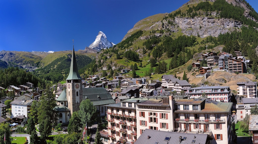 Matterhorn showing mountains and a small town or village