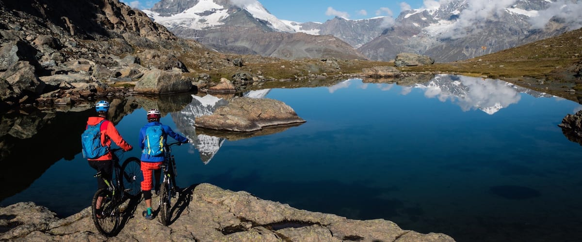 Matterhorn toont bergen en een meer of poel
