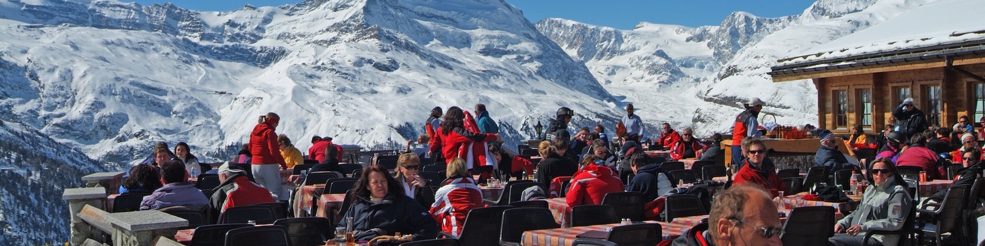 Sunnegga Ski Resort caracterizando neve e montanhas assim como um grande grupo de pessoas