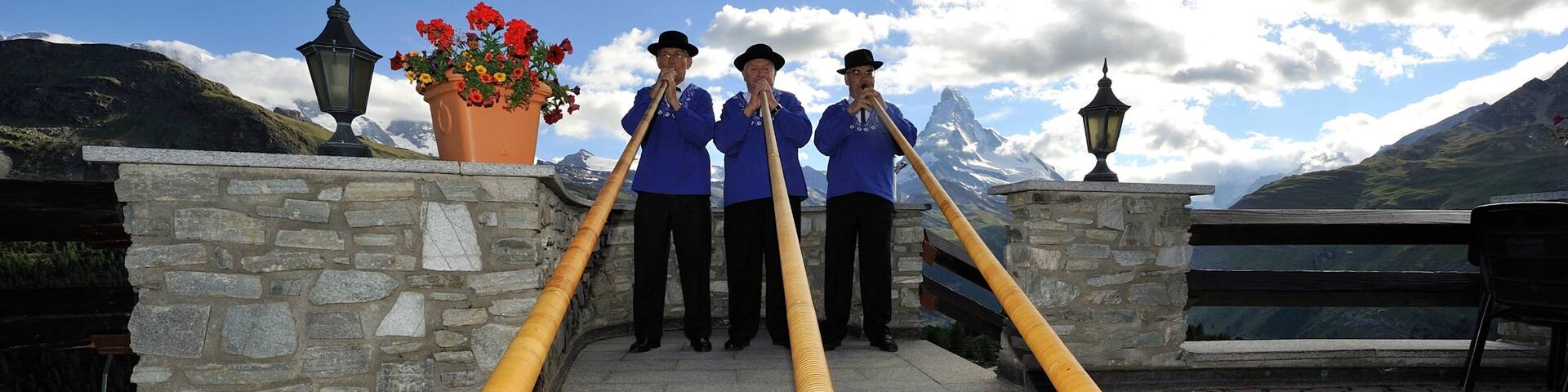 Sunnegga Ski Resort som visar gatuartister och musik