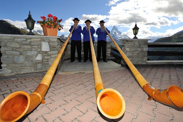 Sunnegga Ski Resort som visar gatuartister och musik