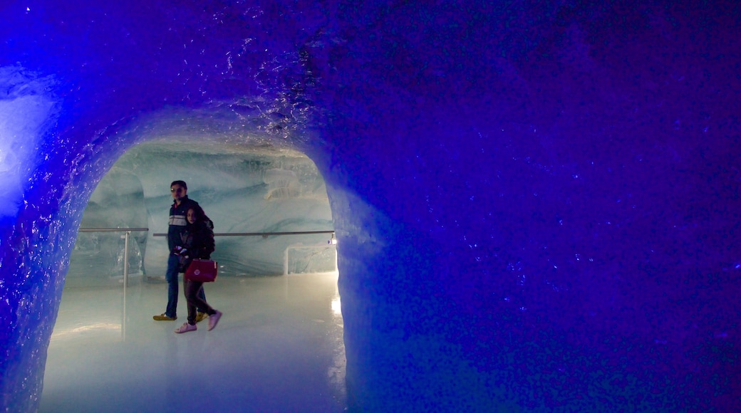 Jungfraujoch mostrando cuevas y vistas interiores y también una pareja