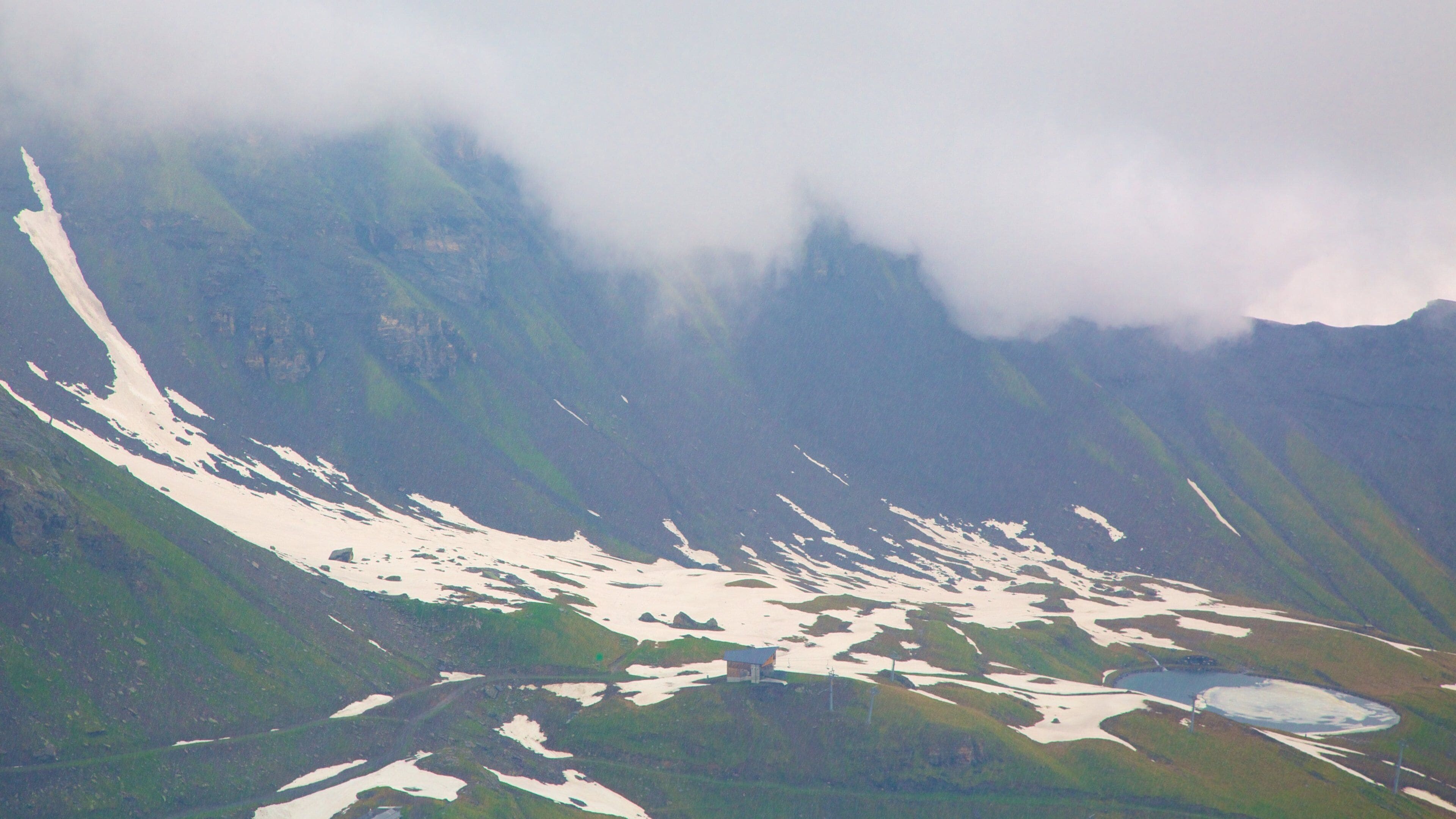 Schilthorn caracterizando montanhas, neblina e neve