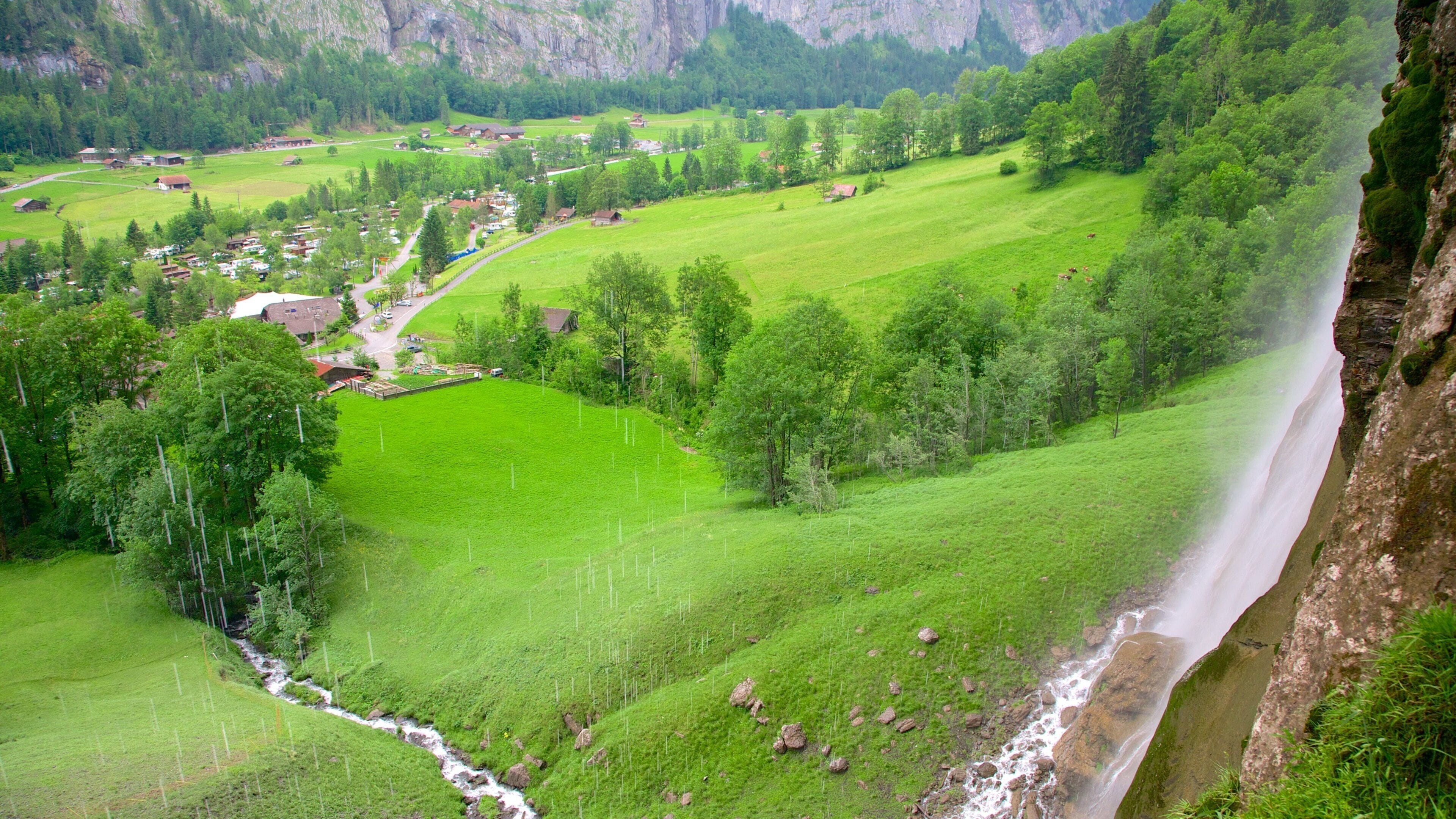 Lauterbrunnen que inclui fazenda e paisagem