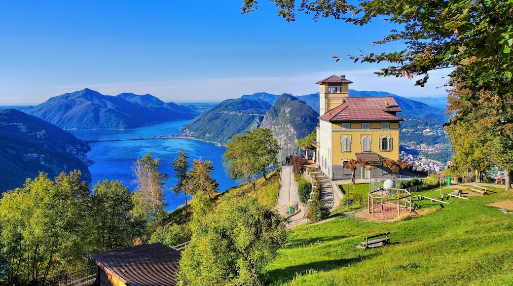 Blick vom Monte Bre auf Luganer See und den Monte San Salvatore, Schweiz - view from Monte Bre to Lake Lugano and Monte San Salvatore