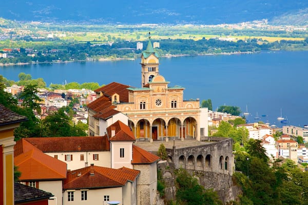 Madonna del Sasso welches beinhaltet KĂŒstenort, Landschaften und See oder Wasserstelle