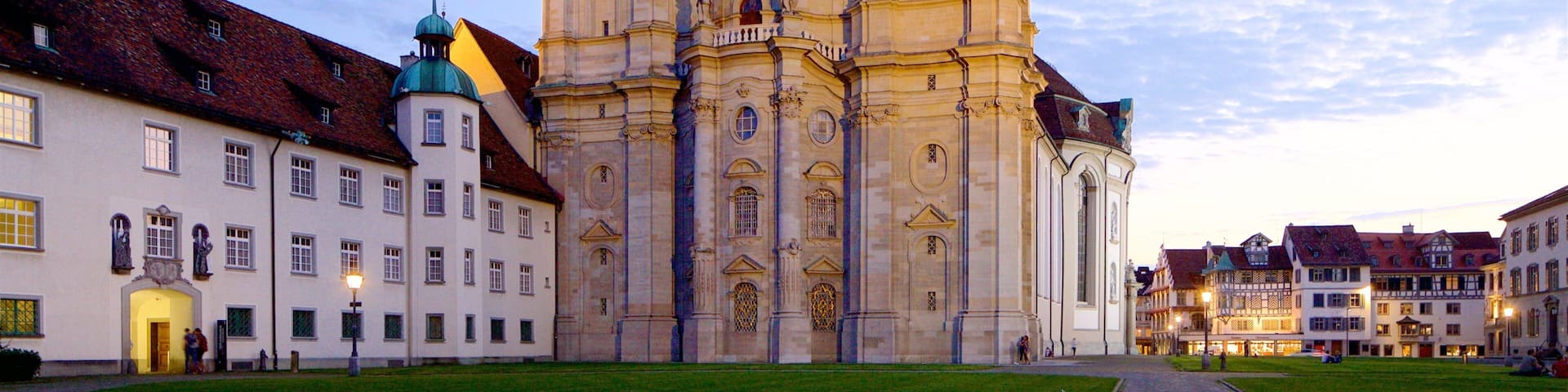 Una catedral histórica con dos torres destacadas y un reloj.