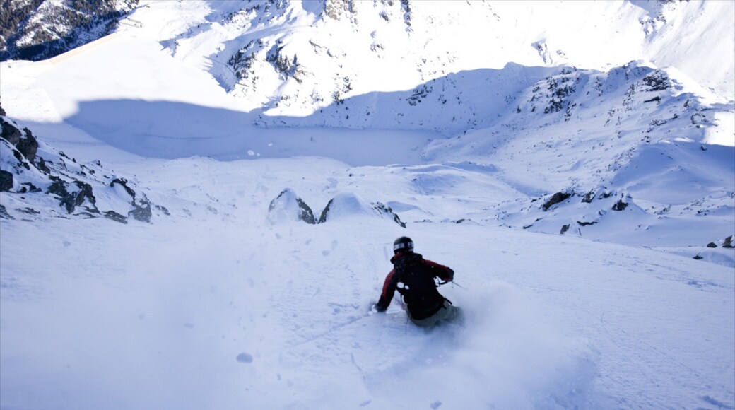 베르비에 스키리조트 이 포함 눈 과 크로스컨트리 스키 뿐만 아니라 남자