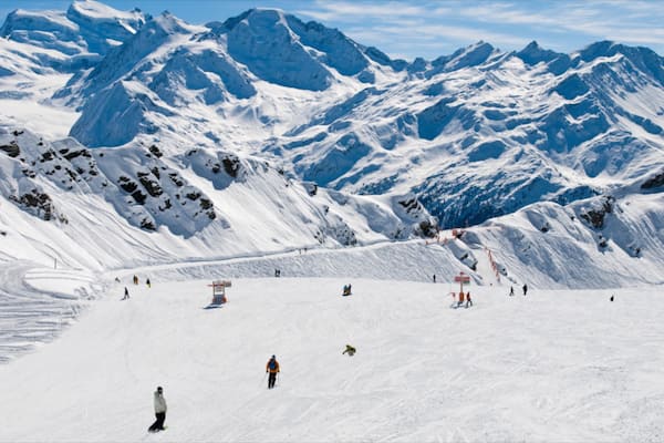 Verbier skidort som inkluderar utförsåkning, snö och landskap