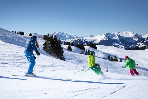 Station de ski de Gstaad mettant en vedette neige et ski aussi bien que petit groupe de personnes