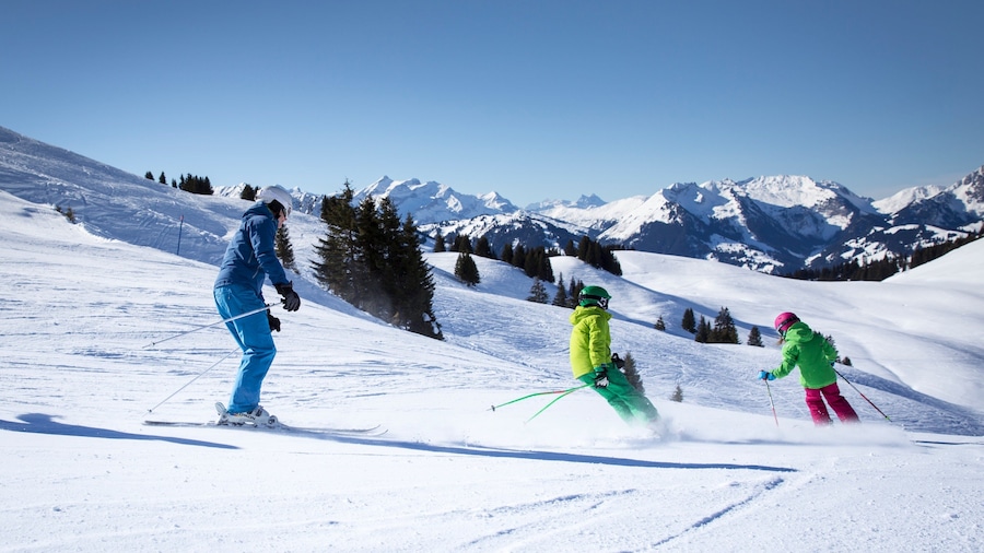 Wintersportort Gstaad welches beinhaltet Schnee und Skifahren sowie kleine Menschengruppe