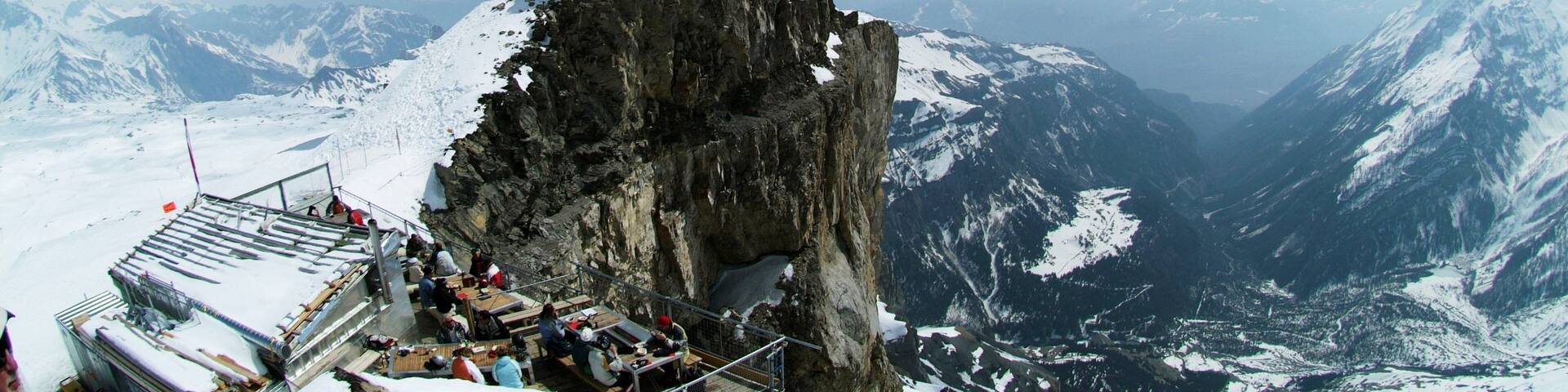 Wintersportort Gstaad welches beinhaltet Berge und Schnee