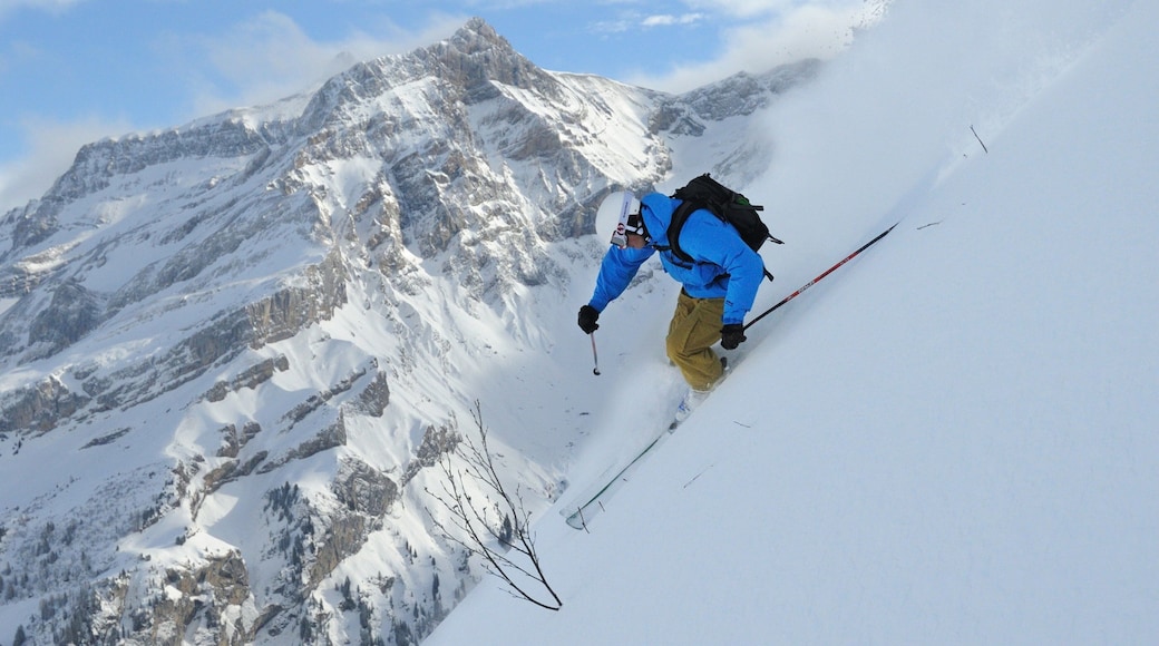 Les Diablerets skidort presenterar berg, snö och utförsÄkning