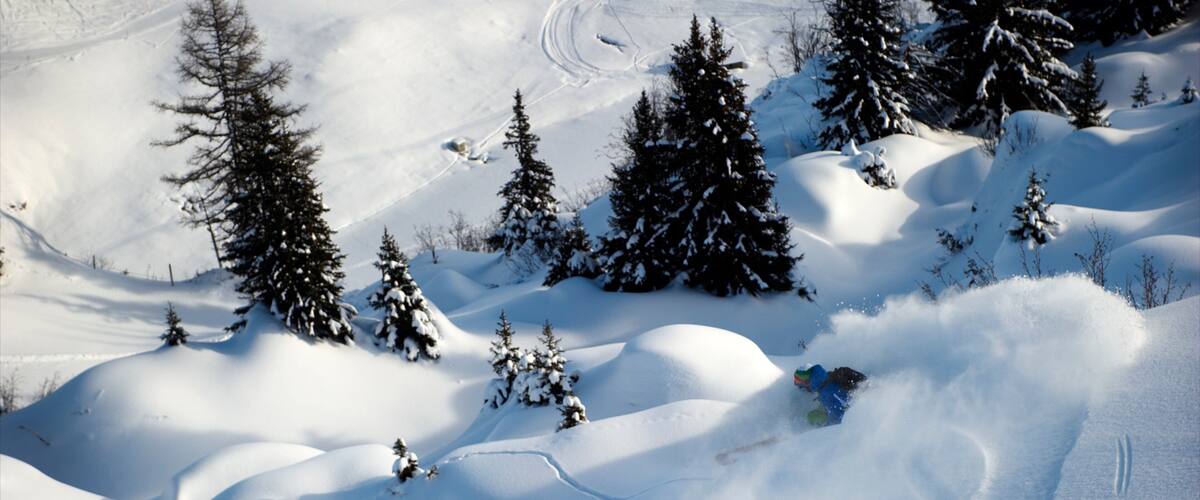 Les Diablerets Ski Resort showing mountains, snow skiing and snow