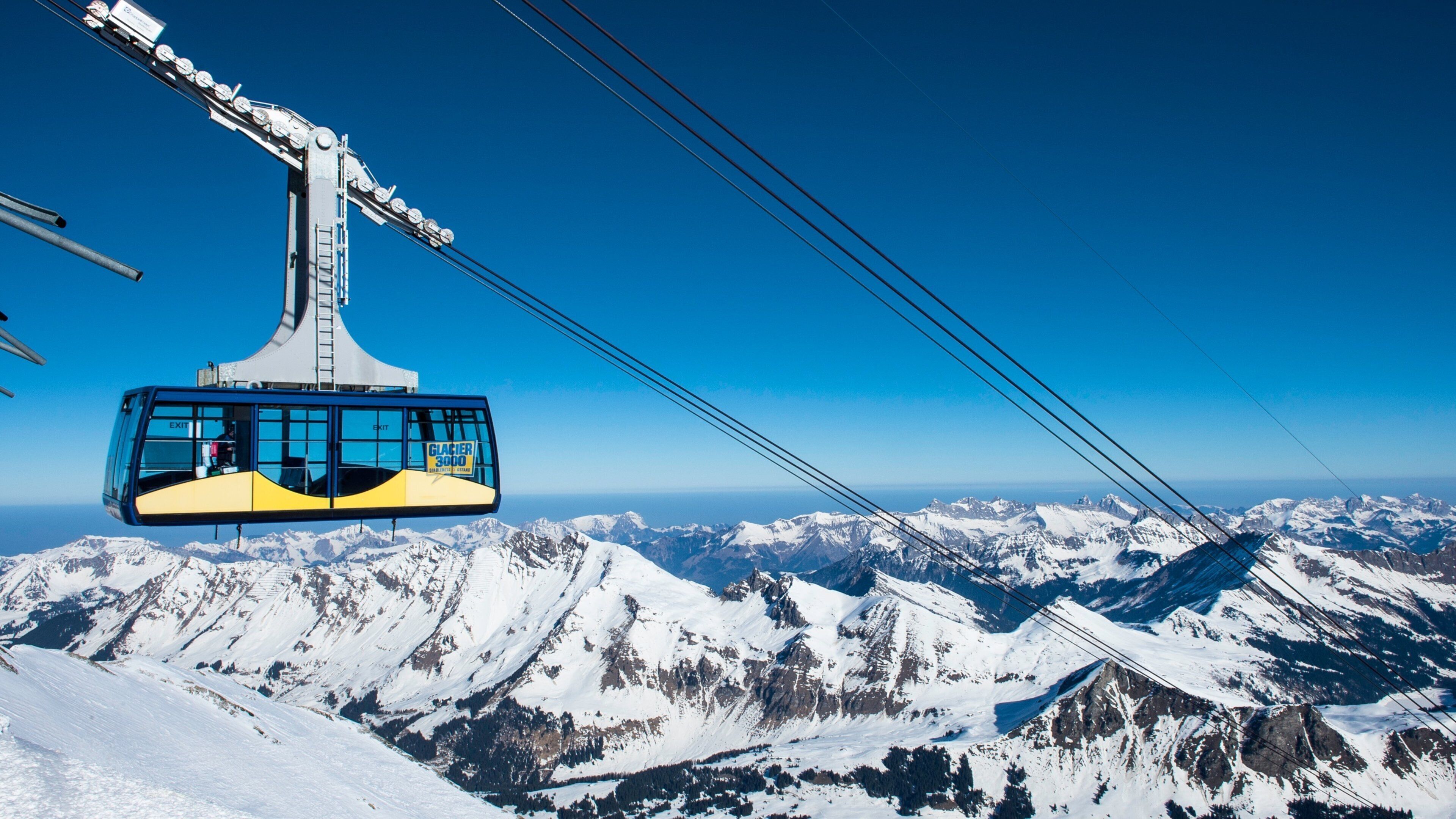 Estación de esquí Les Diablerets ofreciendo una góndola, nieve y montañas