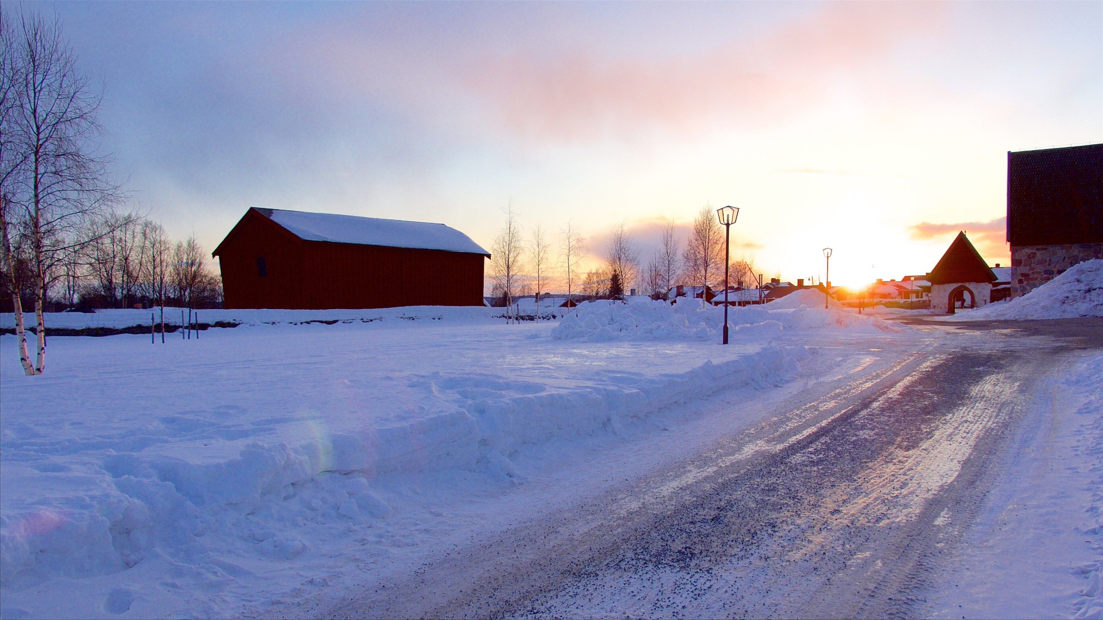 Gammelstad Kirke og byder på sne og en solnedgang
