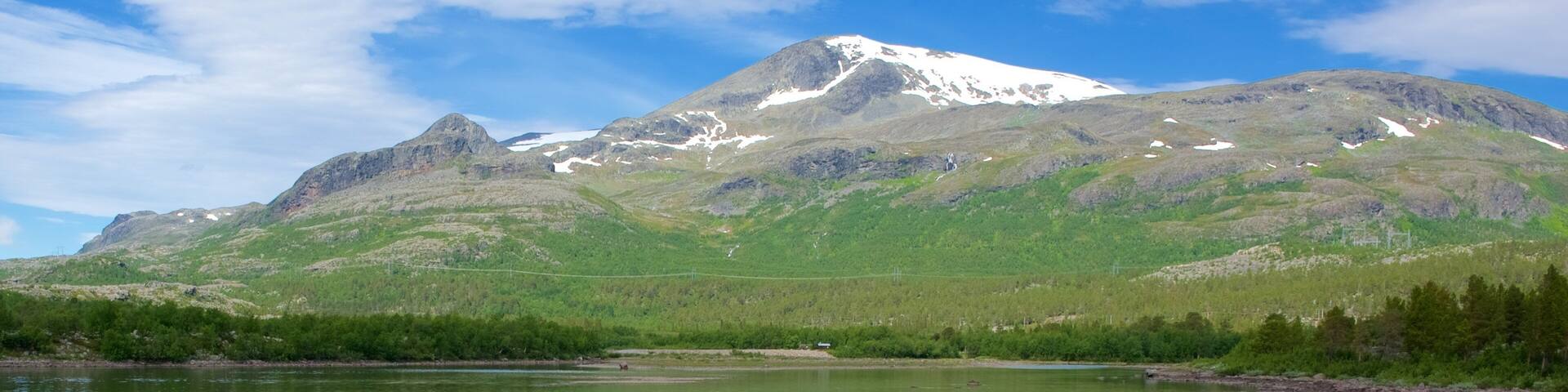 Parque Nacional de Stora Sjofallet caracterizando um lago ou charco e montanhas
