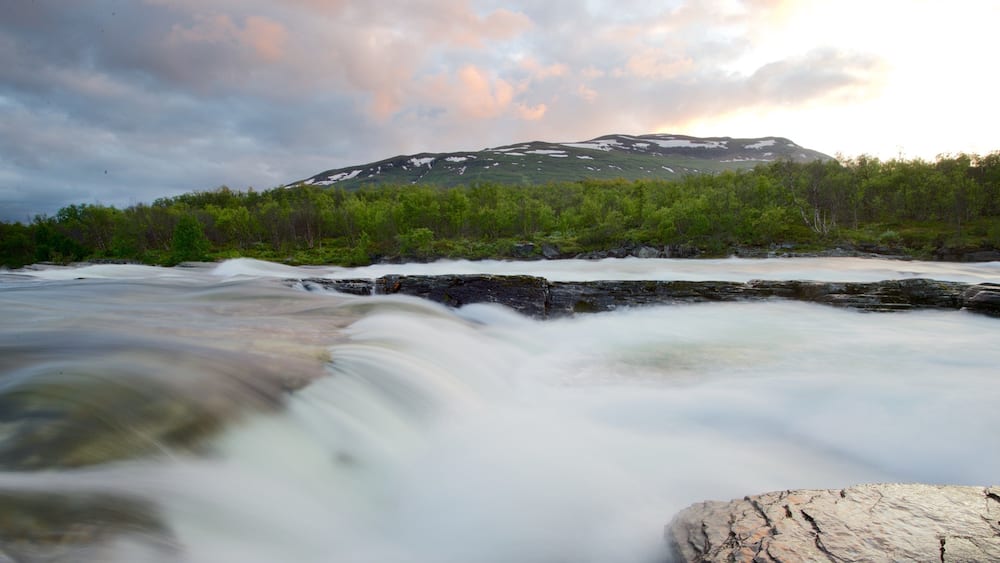 Abisko National Park welches beinhaltet Fluss oder Bach und Sonnenuntergang
