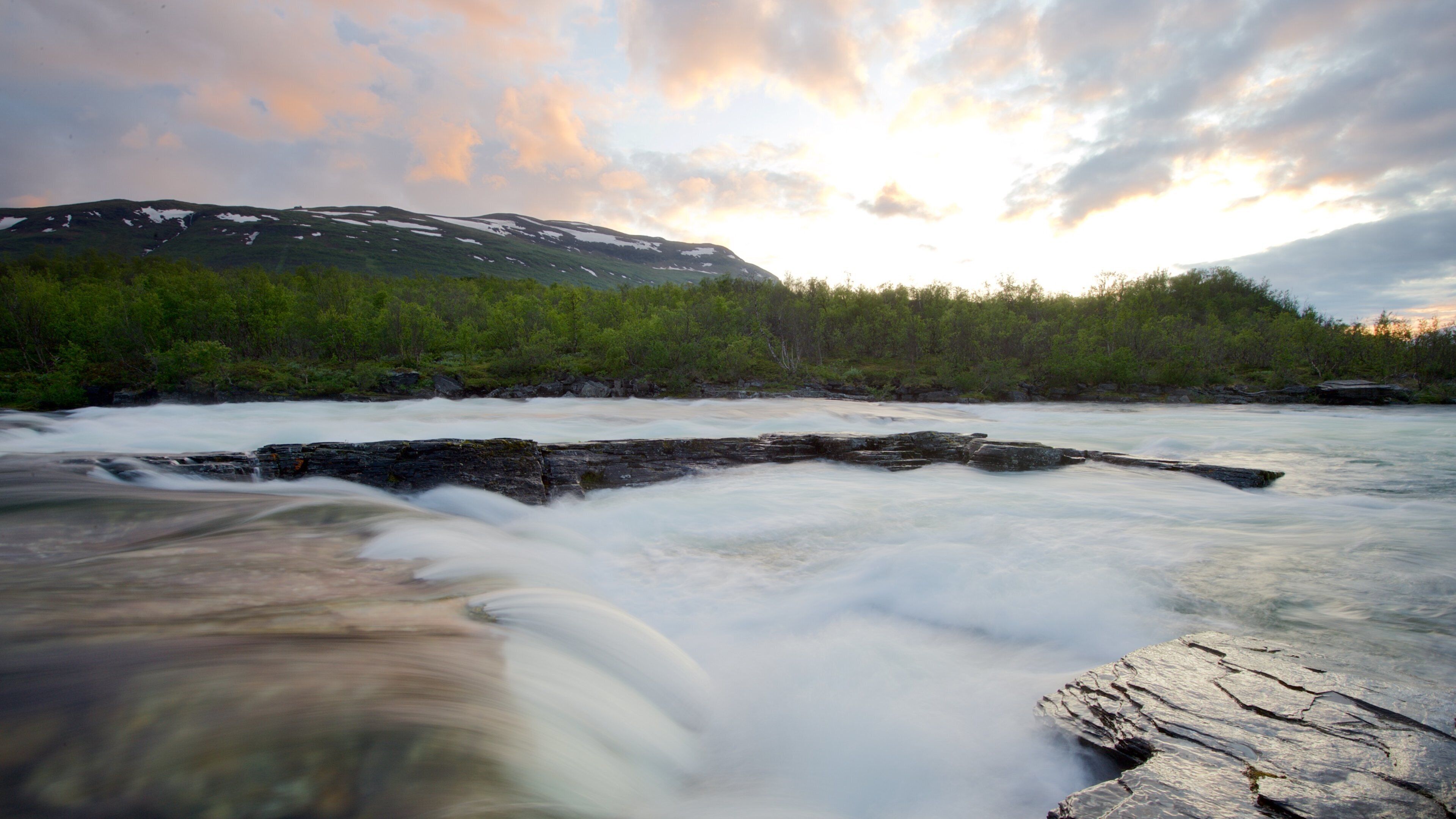 Abisko National Park montrant coucher de soleil et rivière ou ruisseau