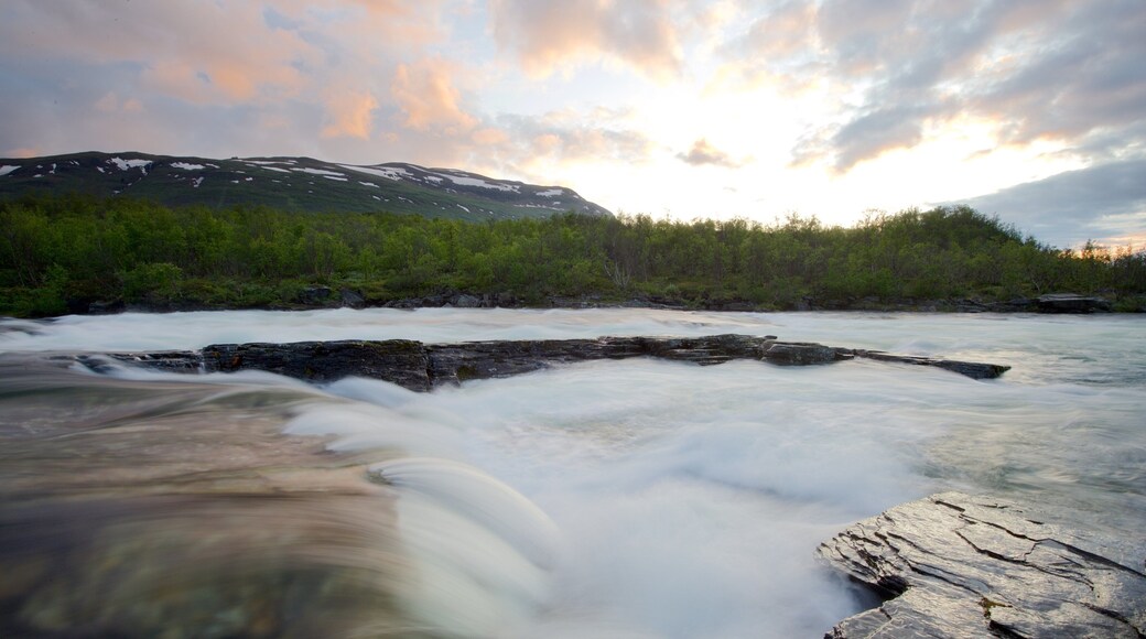 Abisko National Park montrant coucher de soleil et rivière ou ruisseau