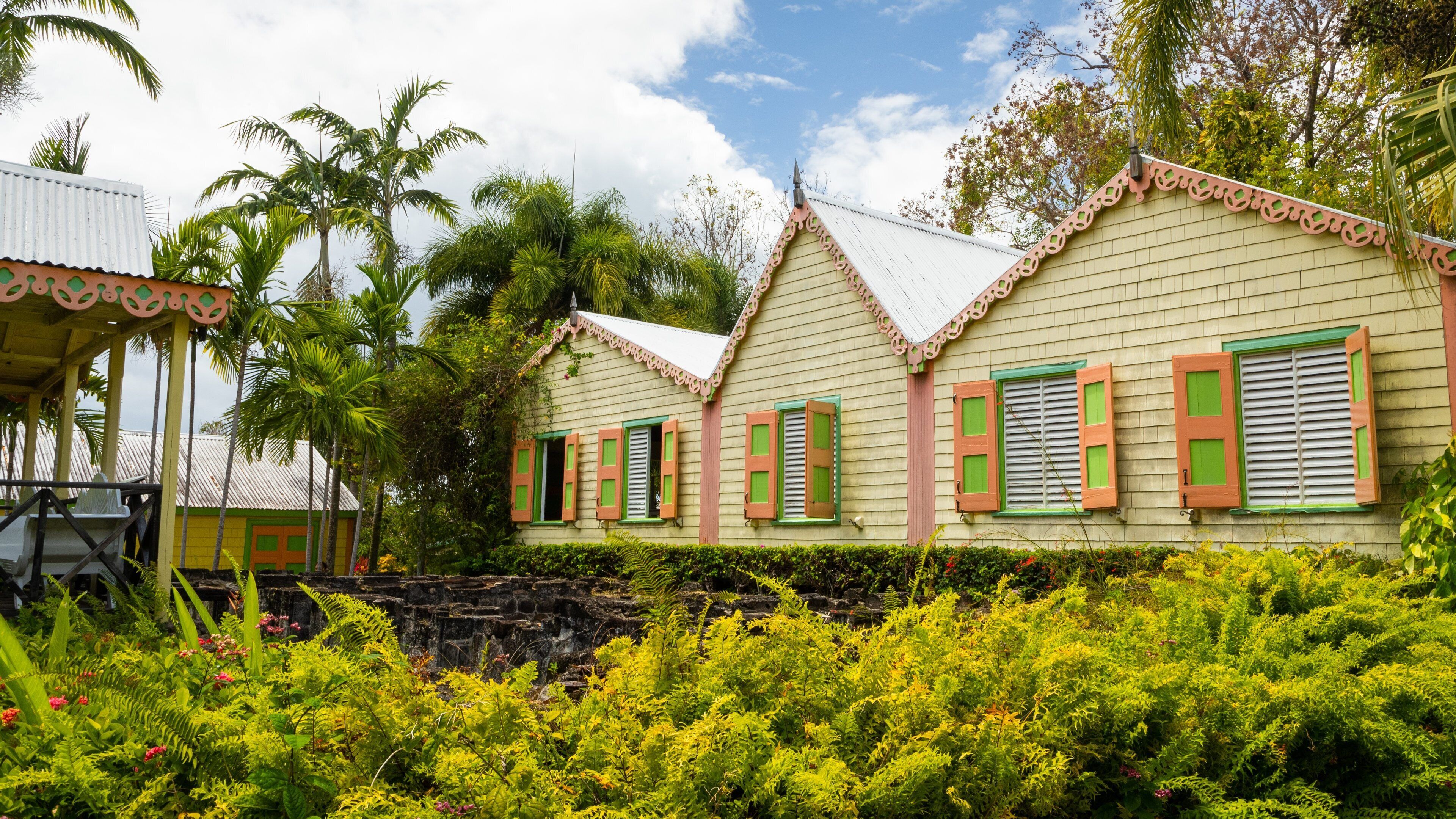 Romney Manor showing a small town or village
