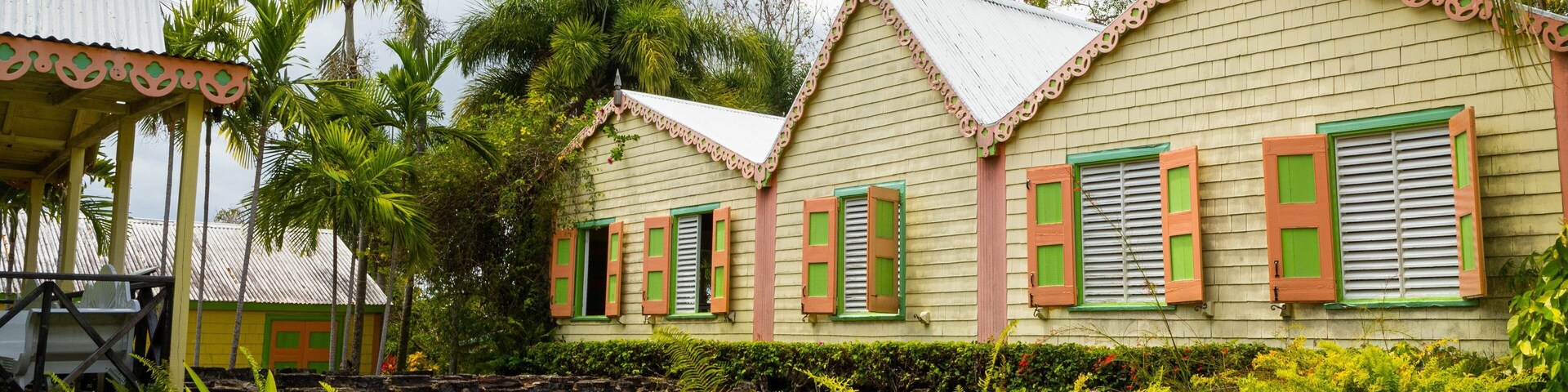 Romney Manor showing a small town or village