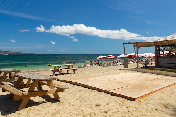 Cockleshell Bay showing general coastal views and a beach