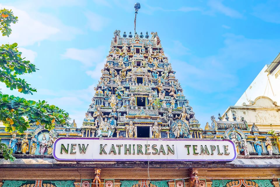 O Novo Templo Kathiresan com esculturas e estátuas detalhadas.