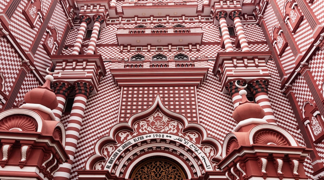 Sri Lanka's Red Mosque, or Jami Ul-Alfar Masjid, is one of the architectural wonders of the world. Situated in the bustling Pettah district, one of the oldest parts of the city of Colombo,Sri lanka