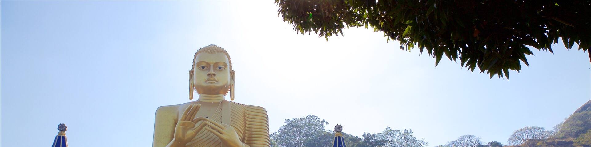 Templo da Caverna de Dambulla caracterizando sinalização, elementos religiosos e um templo ou local de adoração