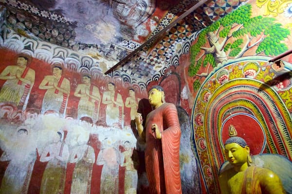 Dambulla Cave Temple welches beinhaltet Geschichtliches und Innenansichten