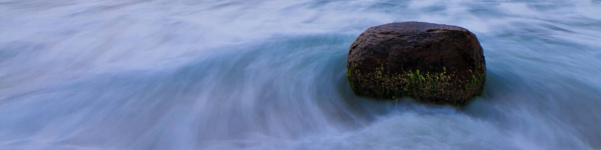 Just before i jumped into the water to surf i took a couple of pictures of the sunrise. arugam bay is a perfect location to combine both, surfing and photography!
#BVSblue