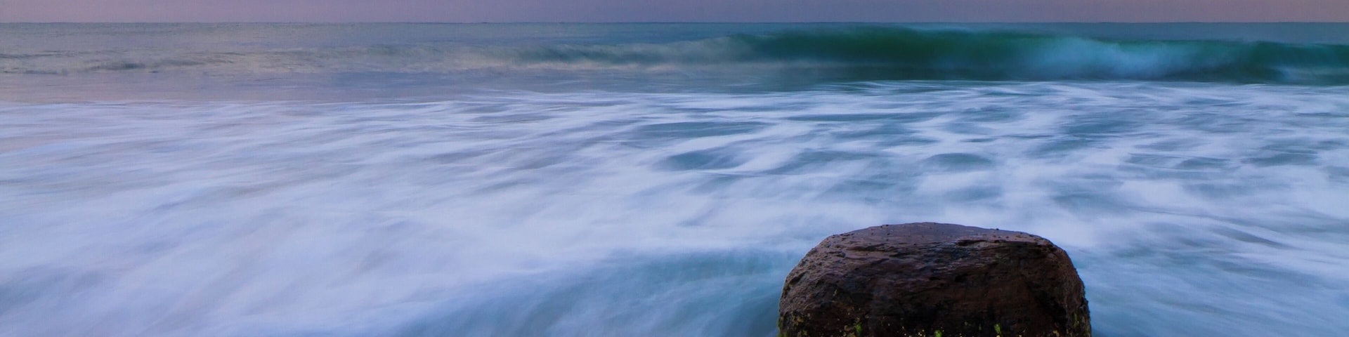 Just before i jumped into the water to surf i took a couple of pictures of the sunrise. arugam bay is a perfect location to combine both, surfing and photography!
#BVSblue