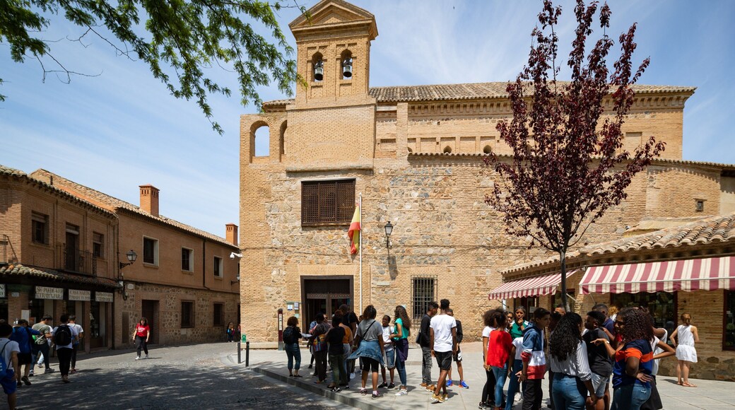 Synagogue of El Transito featuring street scenes and heritage elements as well as a small group of people