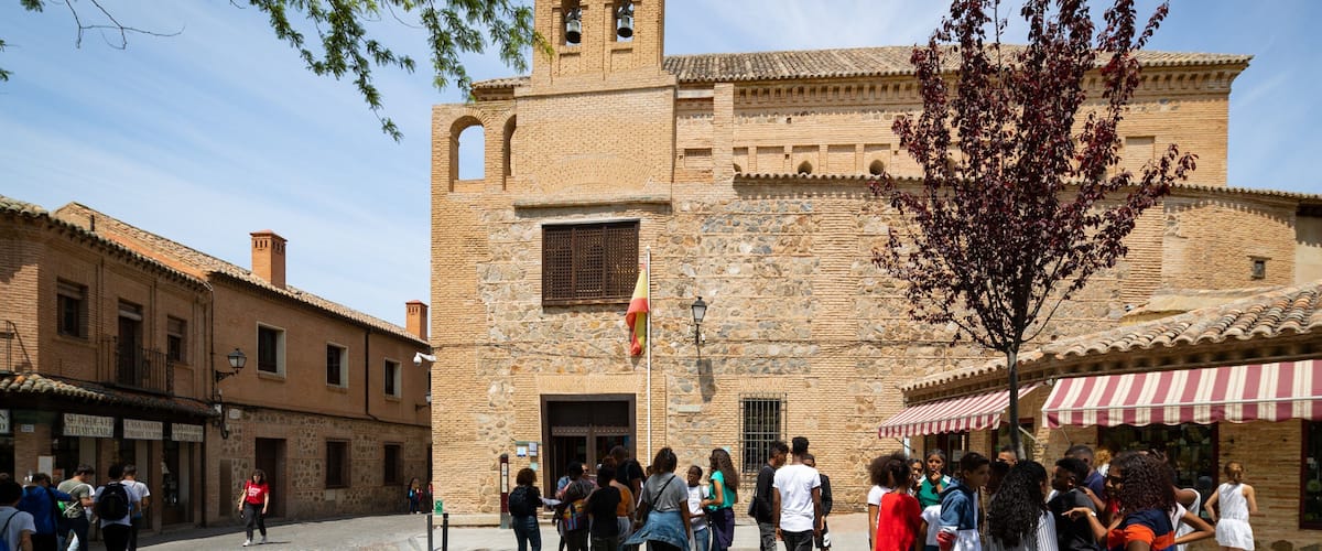Synagogue of El Transito featuring street scenes and heritage elements as well as a small group of people
