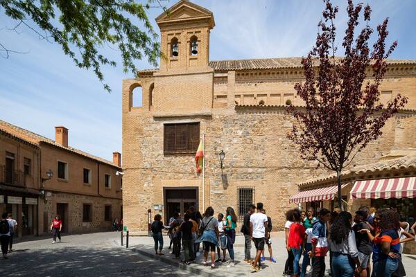Synagogue of El Transito featuring street scenes and heritage elements as well as a small group of people