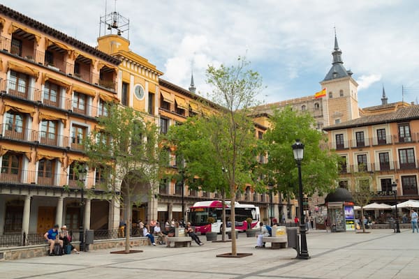 Plaza de Zocodover showing a square or plaza