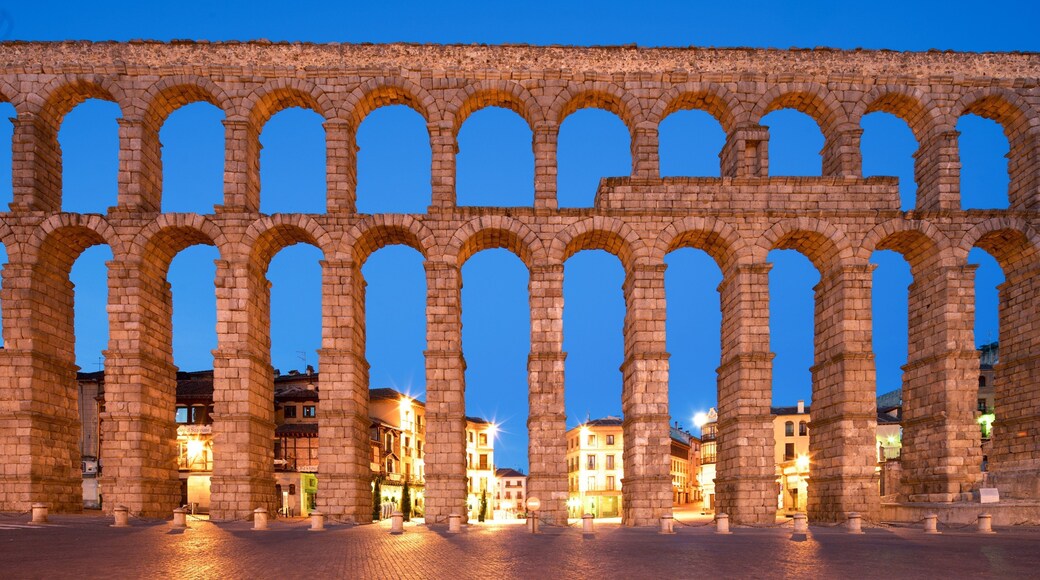 Segovia Aqueduct which includes night scenes, a city and heritage architecture
