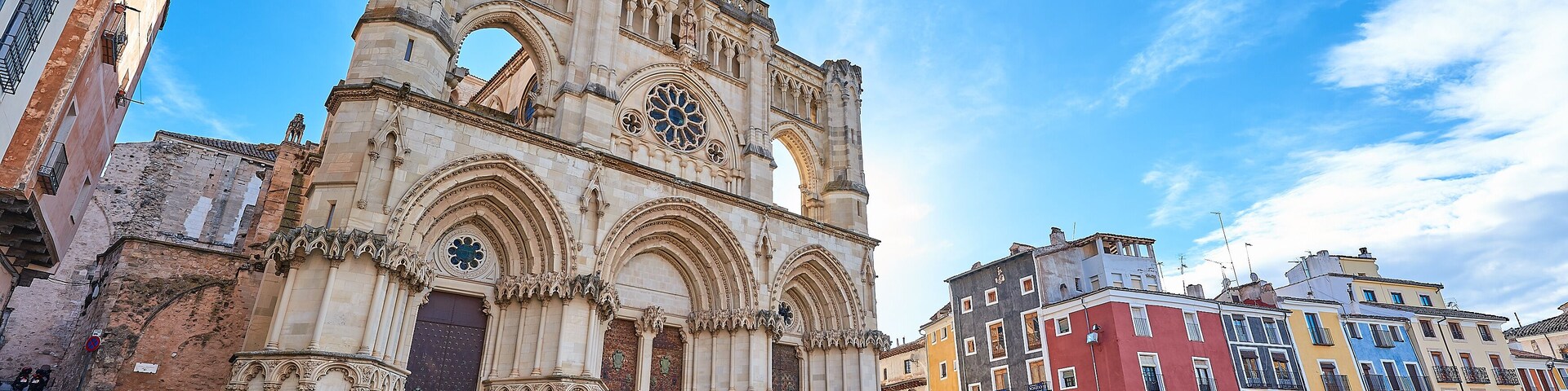 Vista de la Catedral Gótica y la Plaza Mayor de Cuenca, España