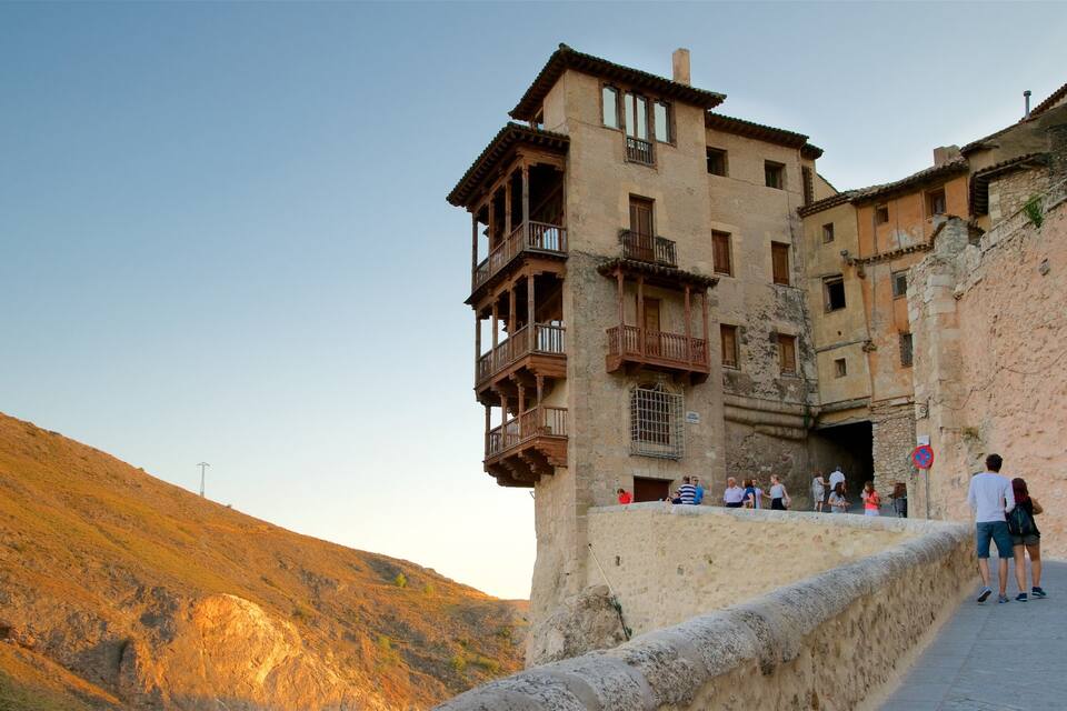 Un edificio histórico con un balcón que da a una colina.
