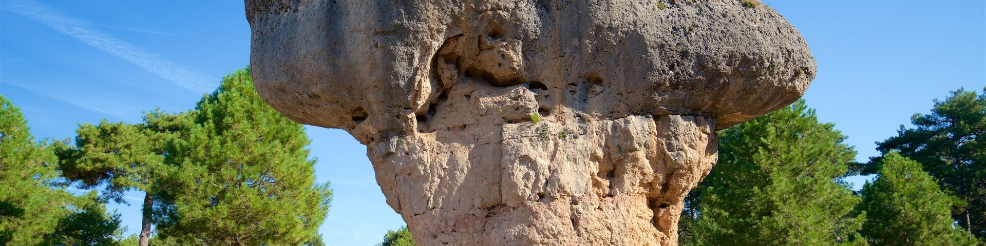 Una gran formación rocosa con una forma singular que recuerda a una cabeza humana.