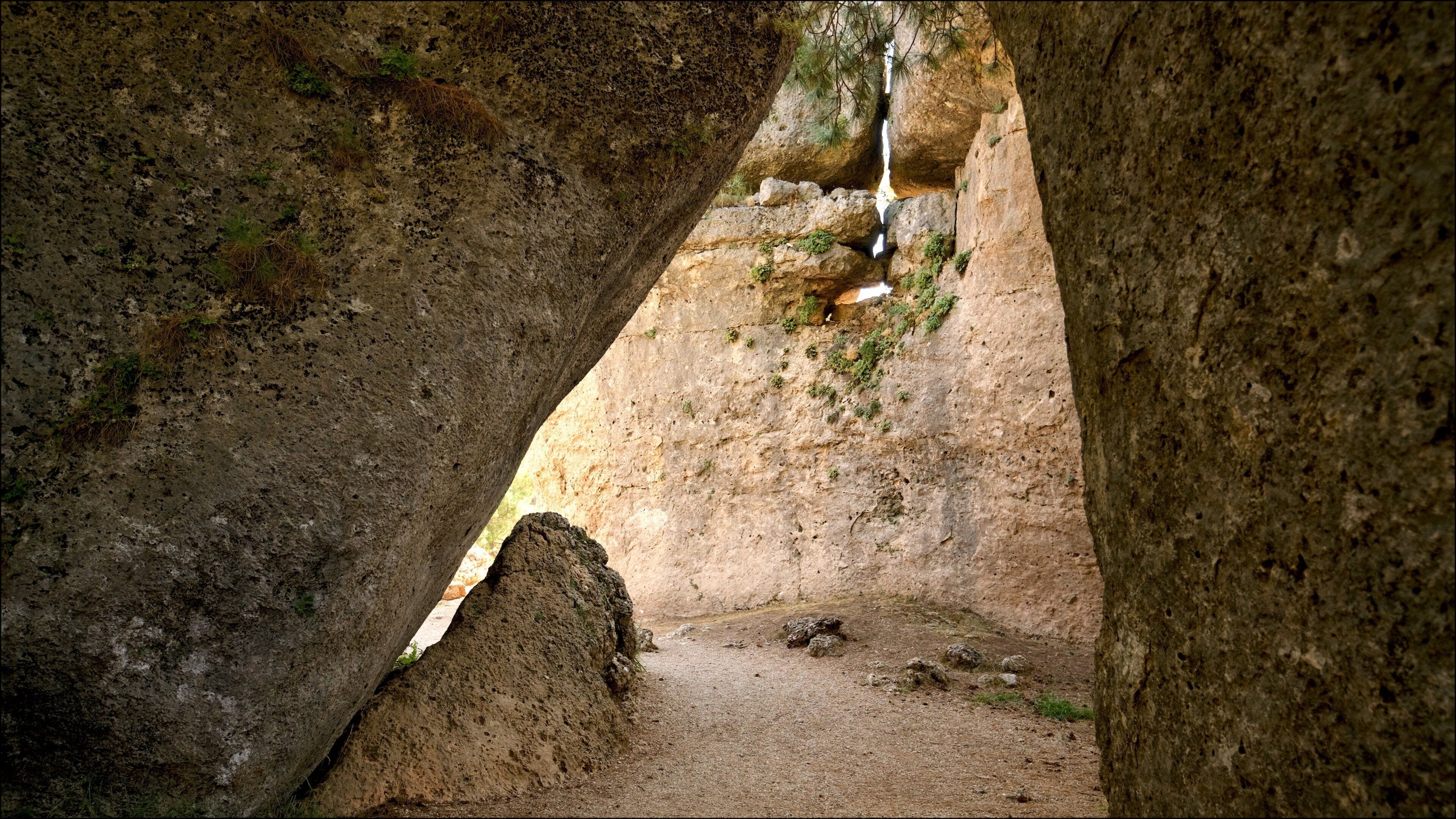 Ciudad Encantada showing caves