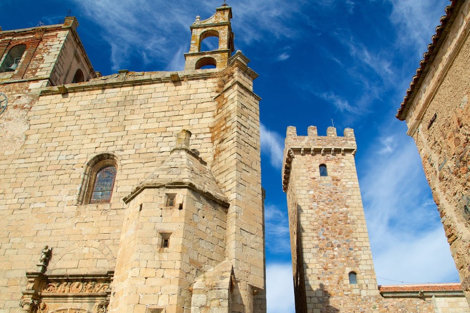 Un bâtiment historique en pierre, doté d’un clocher et d’une horloge.