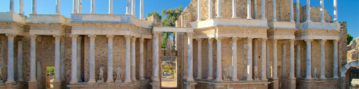Ruines antiques avec des colonnes et des arches.