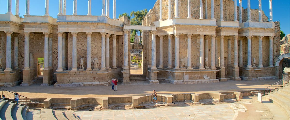 Ruinas antiguas con columnas y arcos.