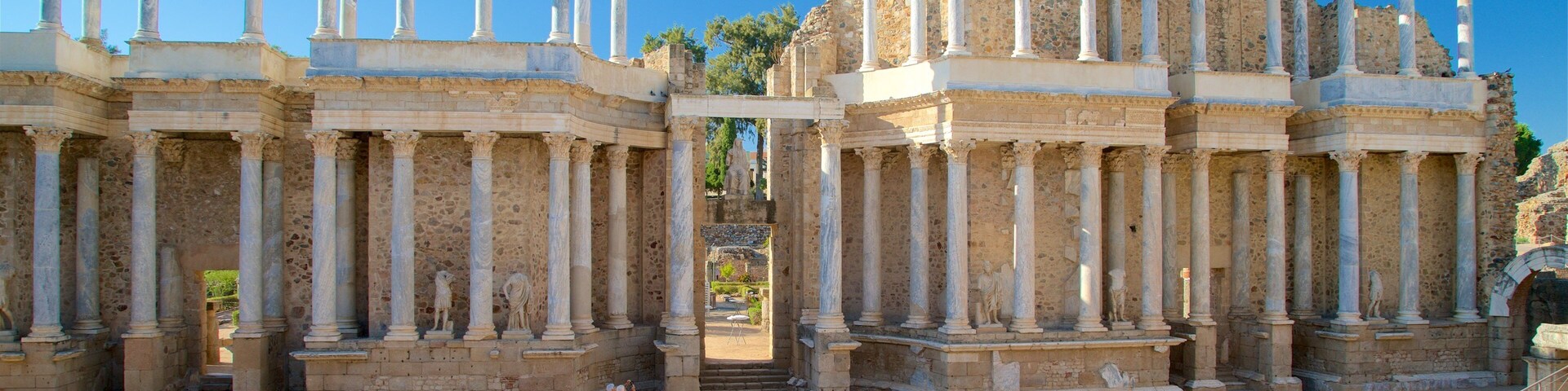 Ruinas antiguas con columnas y arcos.