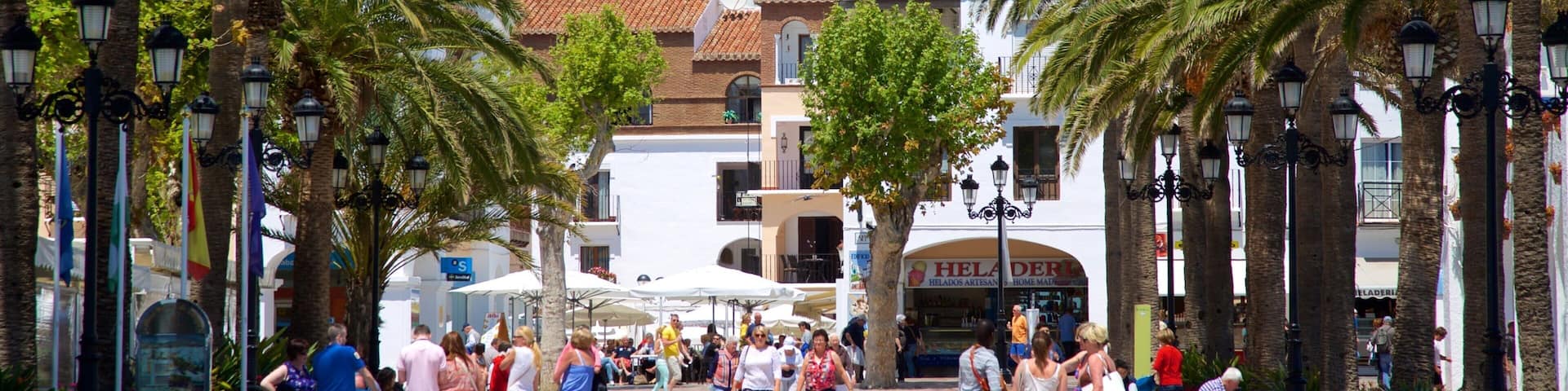 Balcon de Europa som visar gatuliv och tropisk natur sÄvÀl som en stor grupp av mÀnniskor