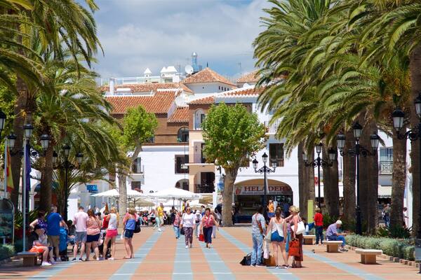 Balcon de Europa som visar gatuliv och tropisk natur sÄvÀl som en stor grupp av mÀnniskor